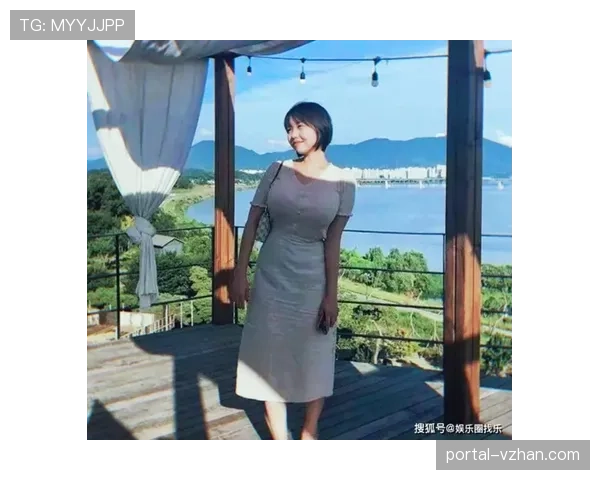石宇奇训练完直接瘫在场边啃香蕉，这自律和松弛感谁懂啊